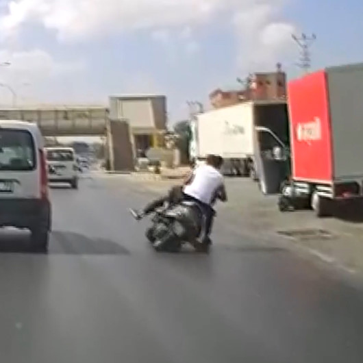 Gaziantepte yola dökülen yağ nedeniyle motosiklet devrildi